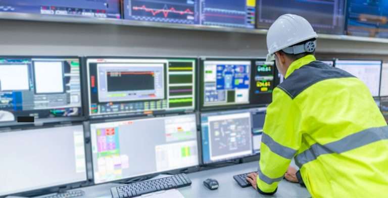 Tabloul de bord CODENO MES care afișează comenzile de producție, utilajele și starea din hală | codeno.ai